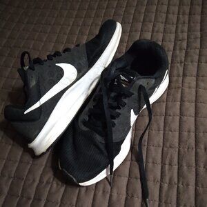 Nike running shoes. Size 7 women. (Size 5 men)